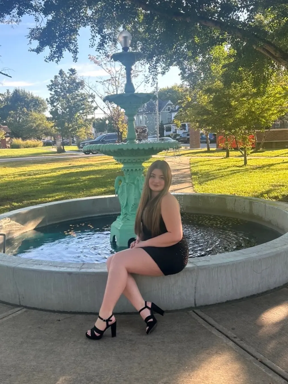 Leah, filha de Amber Portwood e Gary Shirley, completou 17 anos e celebrou o homecoming com um look preto. É um momento…