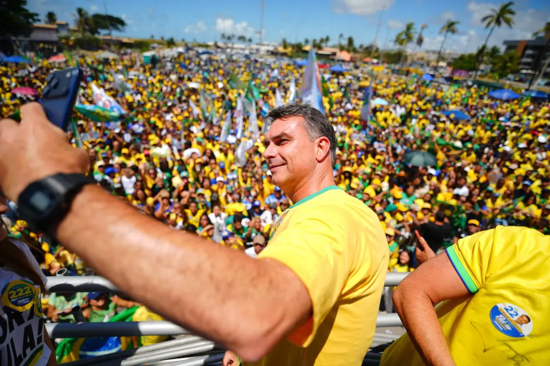 Flavio Bolsonaro acusa a CNBB de envolver fake news sobre Nossa Senhora Aparecida, enquanto a entidade responde que men…