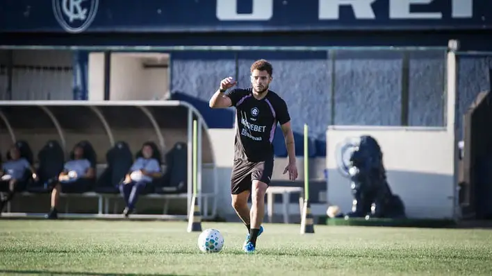 Edson Fernando, volante do Remo, segue suspenso por quatro jogos após expulsão contra o Flamengo. A punição veio por of…