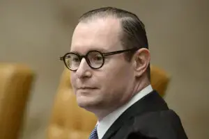 Ministro Zanin do STF determinou que usuários de pré-pago acessem a Justiça Eleitoral gratuitamente durante as eleições…