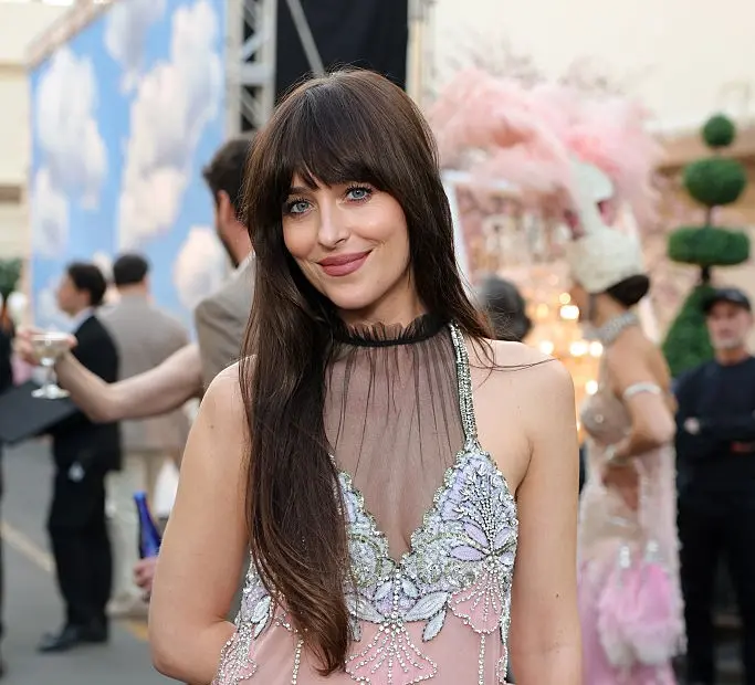 Dakota Johnson falou sobre o casamento de Taylor Swift e Travis Kelce no Madison Square Garden. Ela disse que foi tudo …