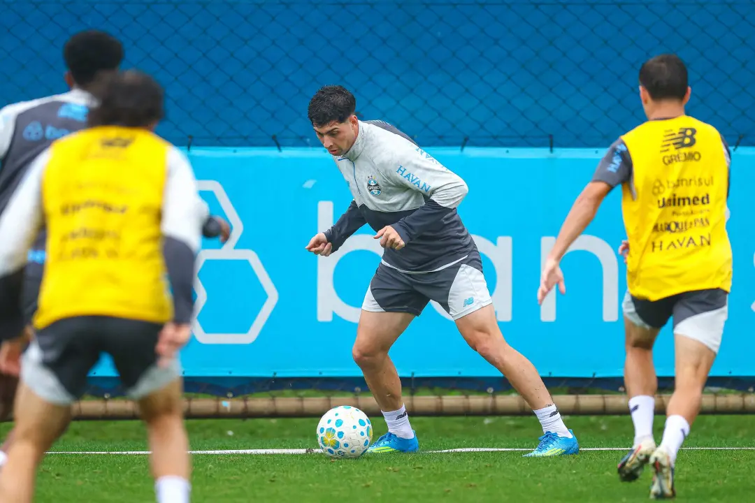 Renato Portaluppi comandou o Grêmio com trabalhos técnicos sob chuva na Data FIFA. A movimentação do elenco, focada em …