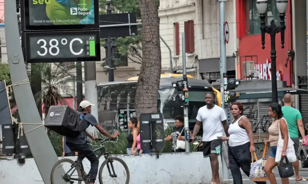 Oito Estados, como São Paulo e Minas Gerais, estão sob alerta de onda de calor com temperaturas podendo subir mais de c…