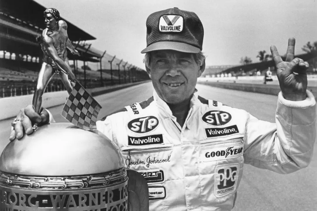 Gordon Johncock, vencedor duas vezes do Indianapolis 500, faleceu em 28 de setembro de 2026, aos 90 anos em Michigan. A…