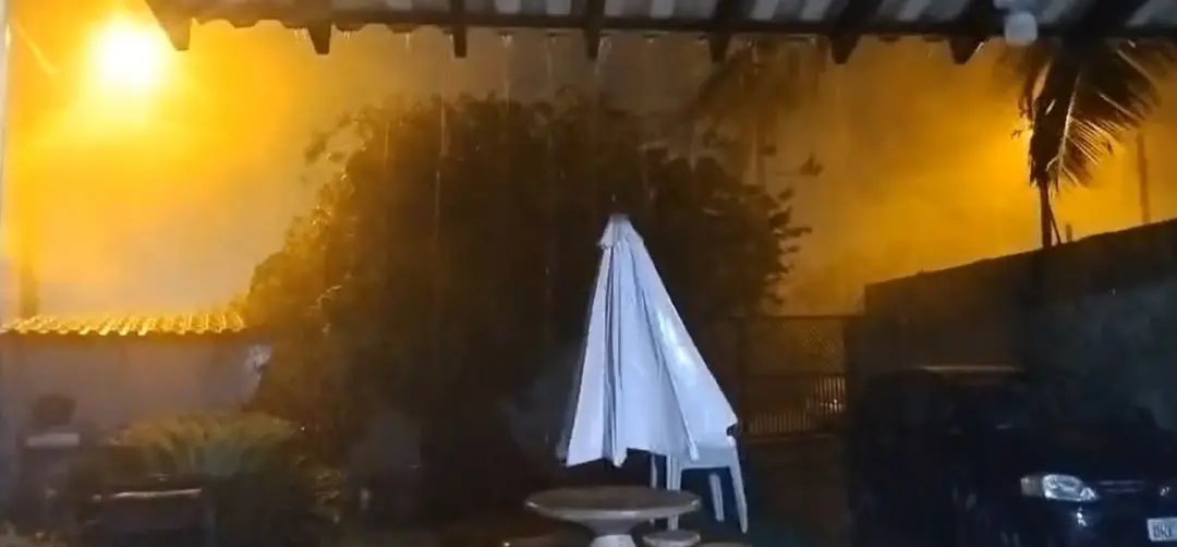 Chuva forte atingiu Ipiguá, SP, e deixou moradores sem energia em algumas regiões. A CERRP tá trabalhando pra normaliza…