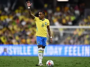Raphinha vira falso 9 pra tentar resolver um dilema antigo da seleção. A mudança tática parece um ajuste necessário, ma…