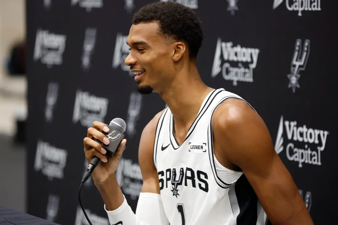 Spurs apresentou os detalhes do Media Day 2026-27, com contratações como Billy Donovan como assistente técnico. É bom v…