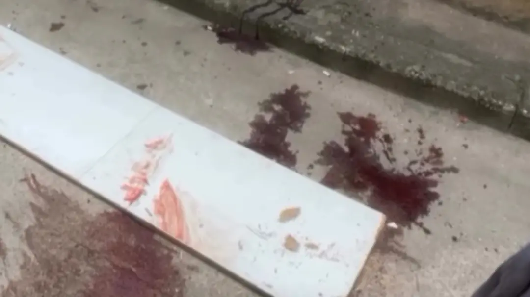 Seis tiros atingiram a casa de um ator na Maré, com um dos disparos perfurando a janela do quarto dele. É muito tenso v…