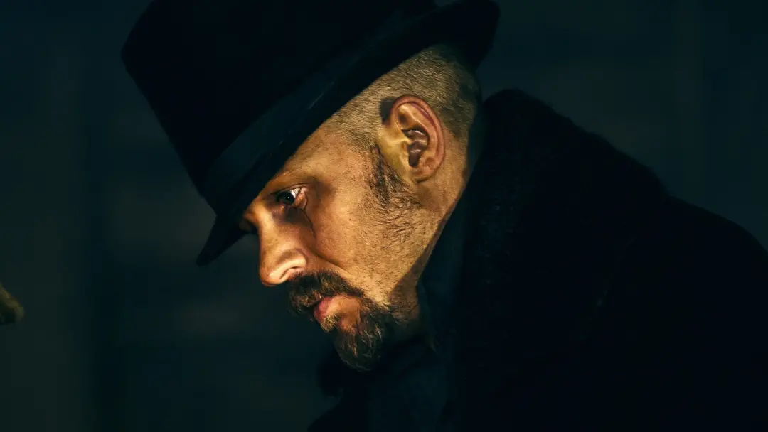 Tom Hardy estreia em um drama histórico próprio, enquanto se prepara para a segunda temporada de Peaky Blinders. É inte…