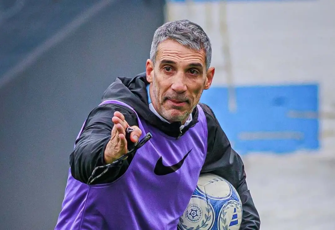 Racing demite Vojvoda após derrota por 3 a 2 para o Boca Juniors na Copa Argentina. Essa virada rápida mostra como a am…