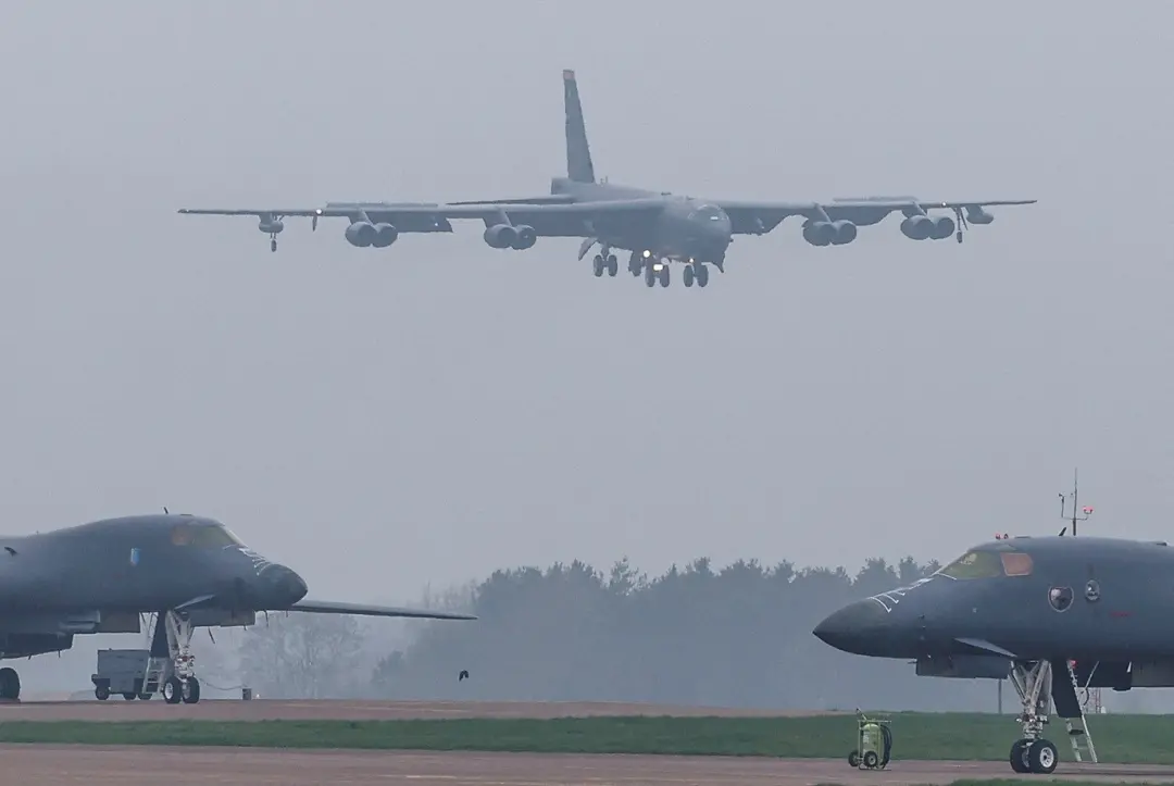 Fairford, sul da Inglaterra, teve cinco suspeitos presos em um suposto plano de ataque terrorista contra a base aérea d…