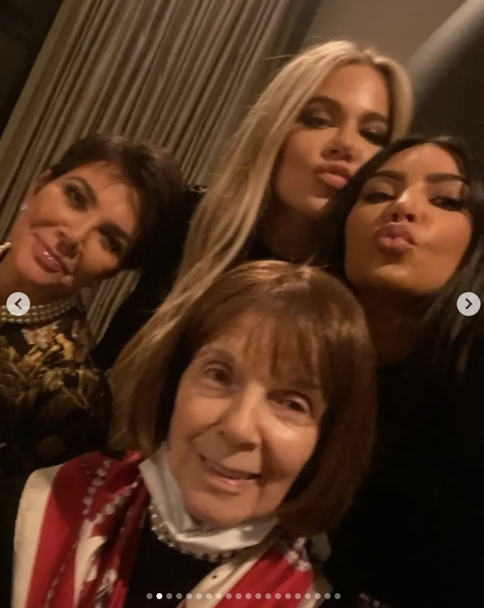Kim Kardashian soltou um monte de fotos novas no Instagram, dizendo que ainda é egoísta. Essa postura reflete a ideia d…