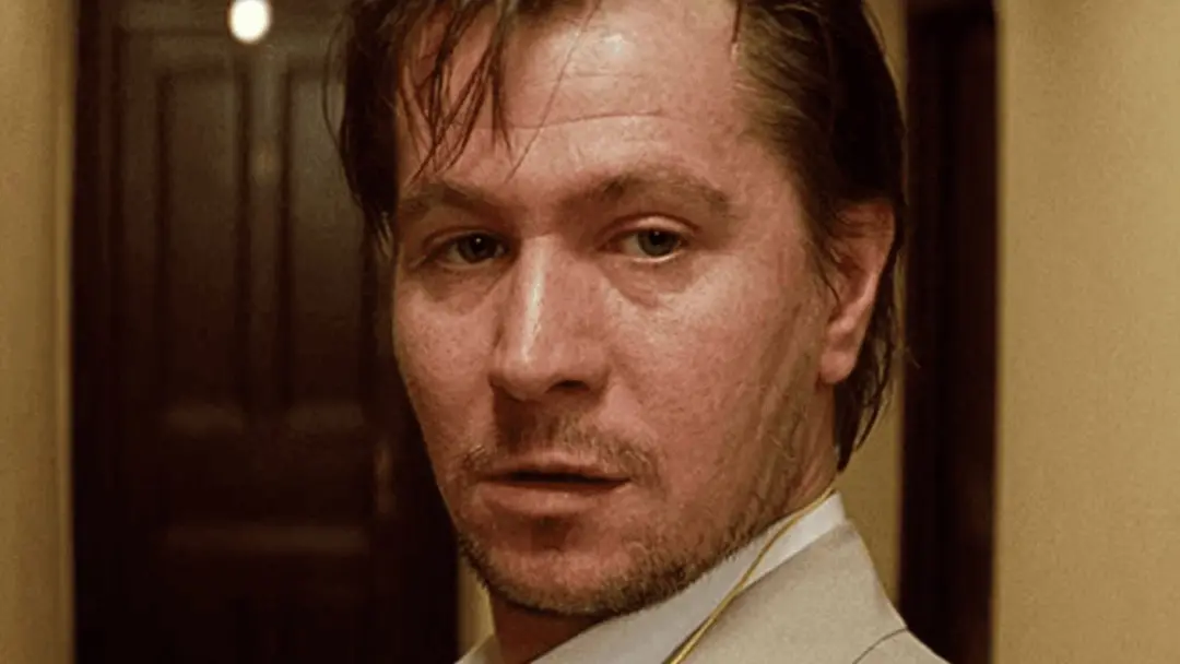 Gary Oldman com um filme de ação dos anos 90 está subindo nos charts do streaming depois de entrar no HBO Max. O filme …