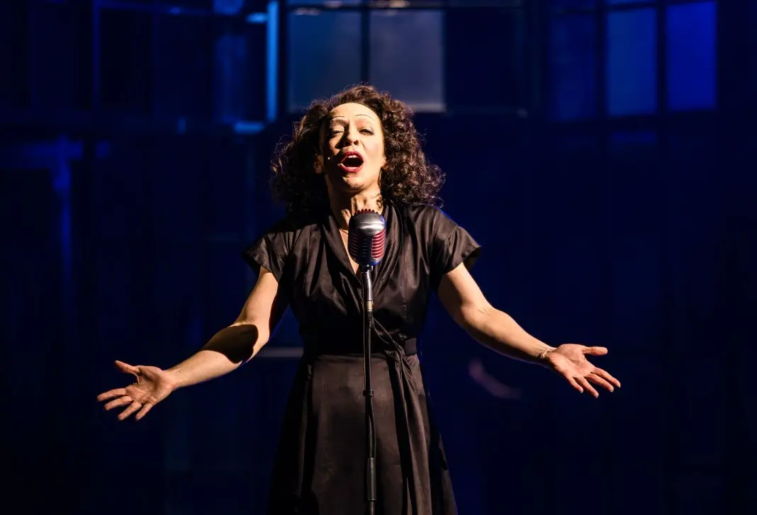 Laila Garin no papel principal do musical Piaf, que estreia no Teatro Riachuelo Rio em 10 de outubro. A história dela m…