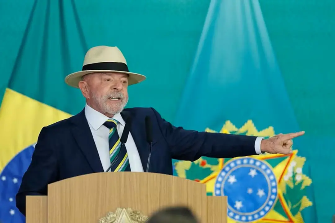 Lula registra 45,9% dos votos válidos no primeiro turno, com Flávio Bolsonaro em 40%. Essa diferença de 5,9 pontos most…