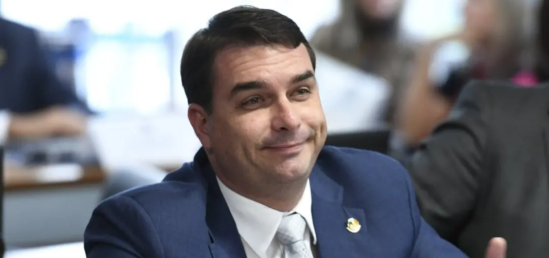 Flávio Bolsonaro recorreu ao STF contra a decisão de Dino que restaurou a publicação do humorista Antonio Tabet. Eu pen…
