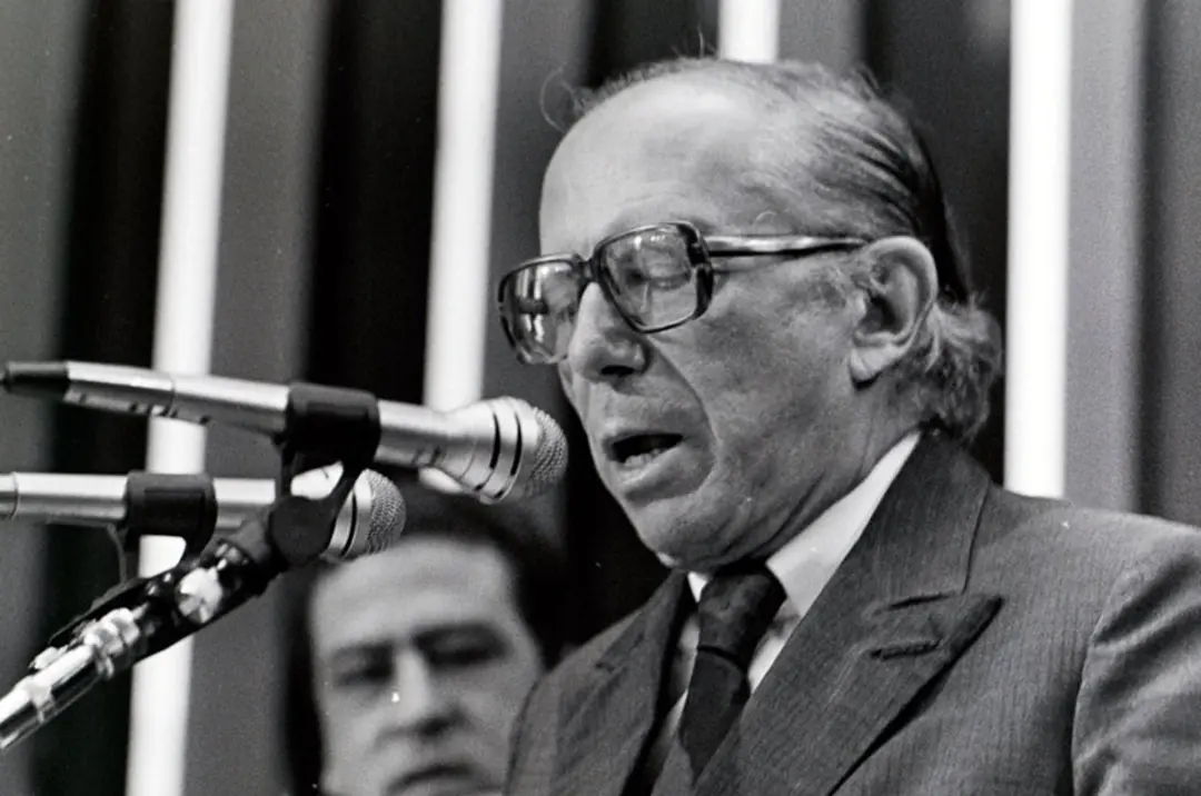 Roberto Campos, ex seminarista, apontou que no socialismo as intenções são melhores que os resultados e no capitalismo,…
