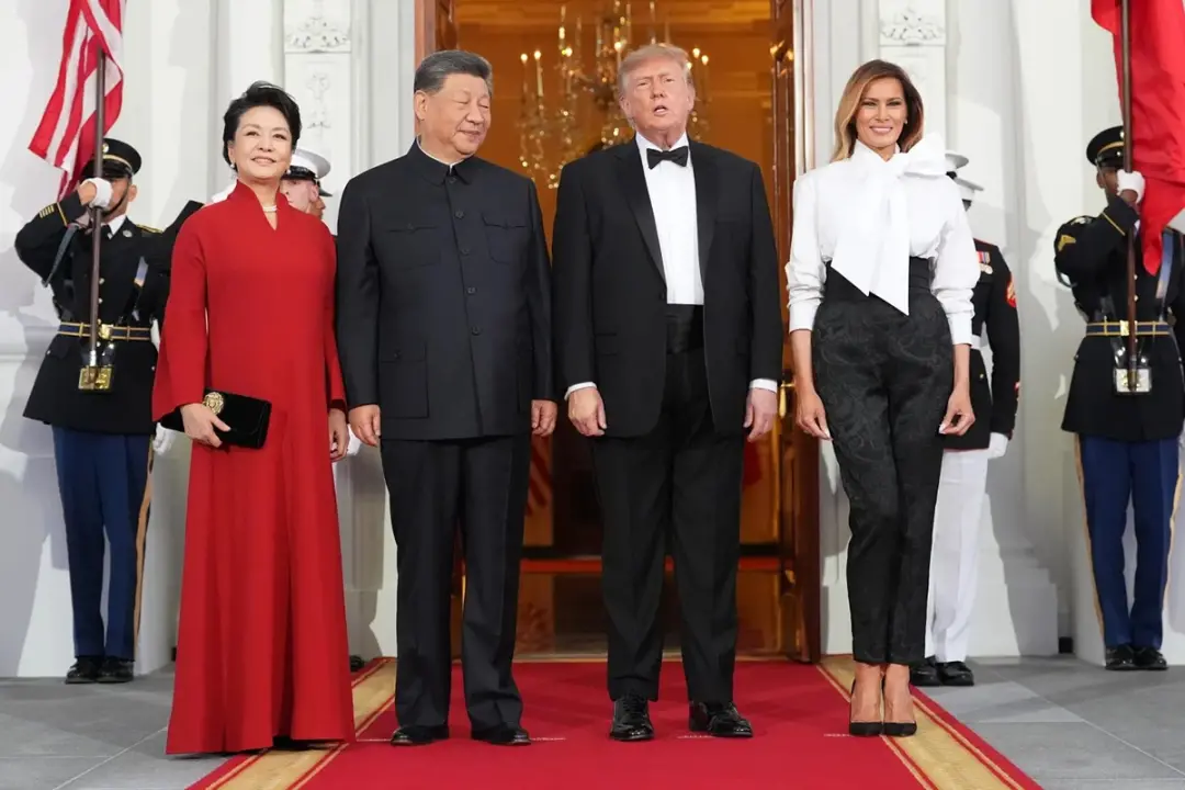 Xi Jinping e a delegação chinesa apareceram na Casa Branca com trajes que iam além do esperado no baile de gala. A pres…
