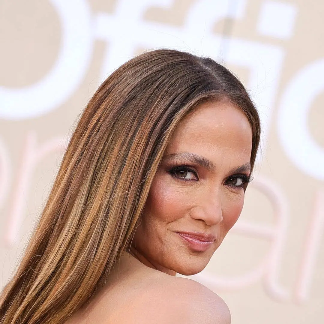 Jennifer Lopez usou um vestido transparente chamativo na Semana de Moda de Milão, Itália. A exposição de moda como form…