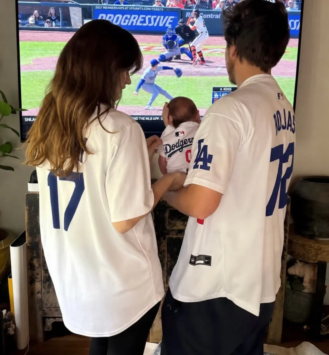 Barbara Palvin e Dylan Sprouse receberam o bebê novo no fim de semana do feriado de Labor Day. A chegada de um novo mem…