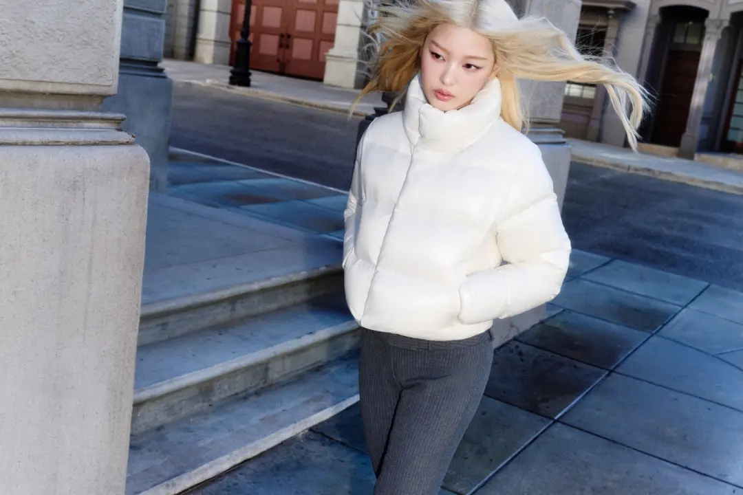 Yoonchae do Katseye debutou como modelo em campanha da Aritzia, vestindo a jaqueta Super Puff. A peça é super desejada …