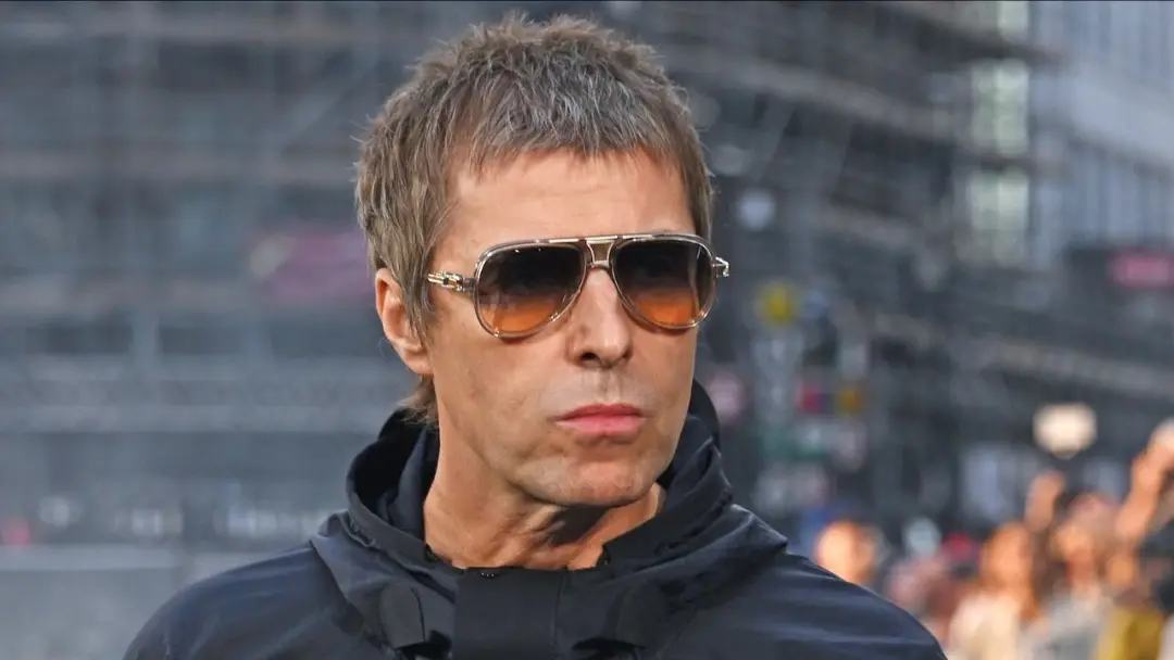 Liam Gallagher incentiva fãs do Oasis a entrarem na turnê de 2027 sem ingresso. Isso acontece após um ano de pausa da b…