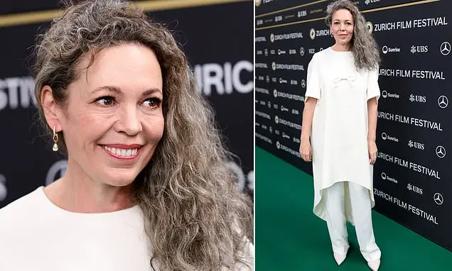 Olivia Colman apareceu com cabelo grisalho longo no Festival de Cinema de Zurique, na estreia do filme Wicker. A mudanç…