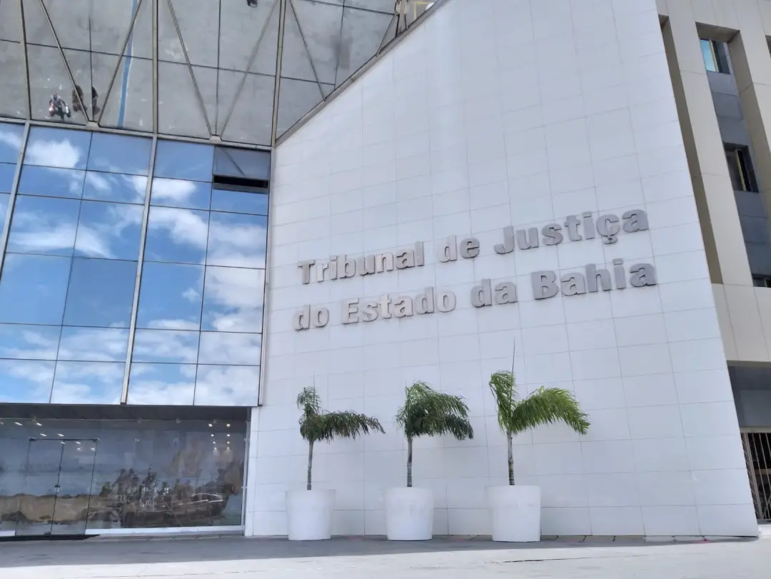 Homem foi condenado a pagar R$ 8 mil e receber pena em Salvador por danificar móveis e ameaçar a companheira. É grave q…