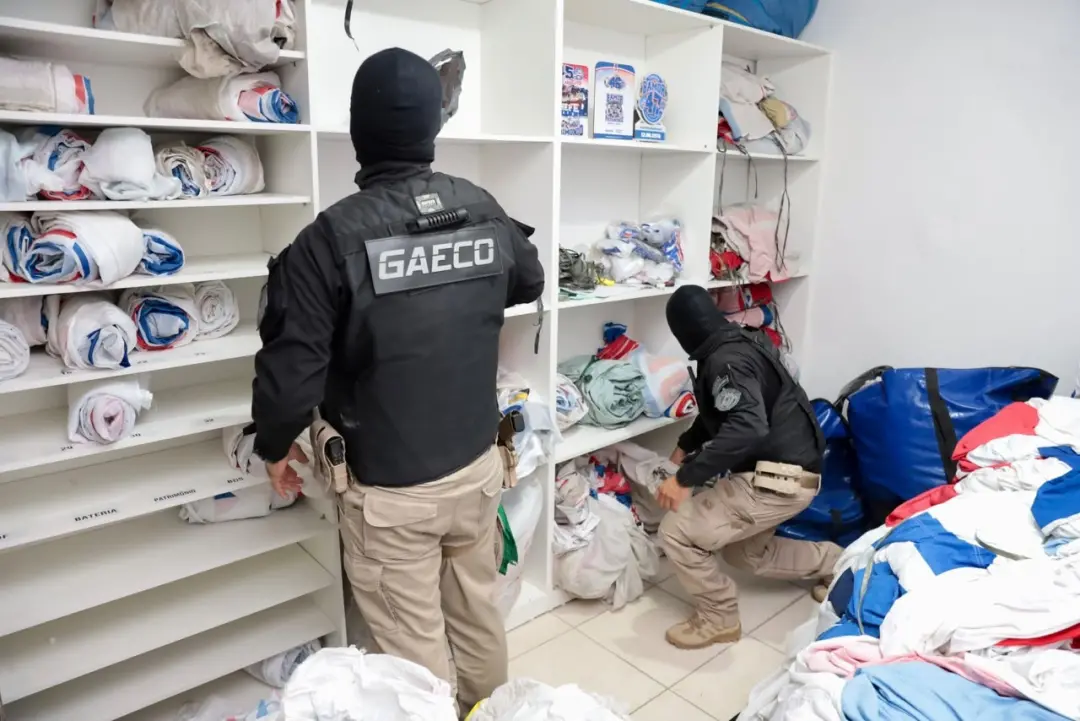 Prendem integrantes da torcida organizada Bamor em operação do Gaeco da Bahia. A investigação apura tortura física e ps…