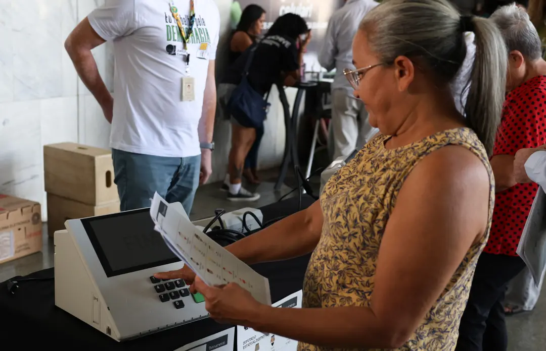 23,2 por cento das mulheres de baixa renda dizem nada interesse em política, contra 6,5 por cento das que ganham mais. …