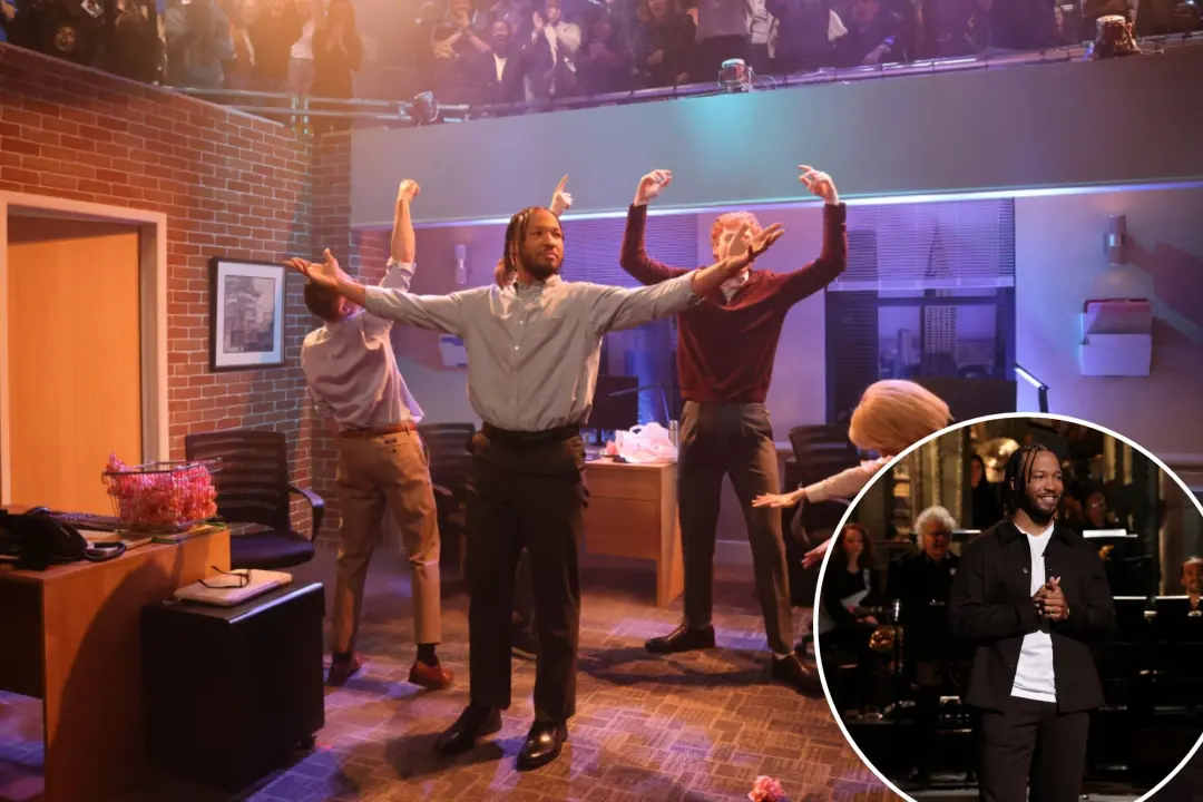Jalen Brunson estreou como apresentador do SNL no último fim de semana, com um esquete onde ele tentava acertar uma bol…