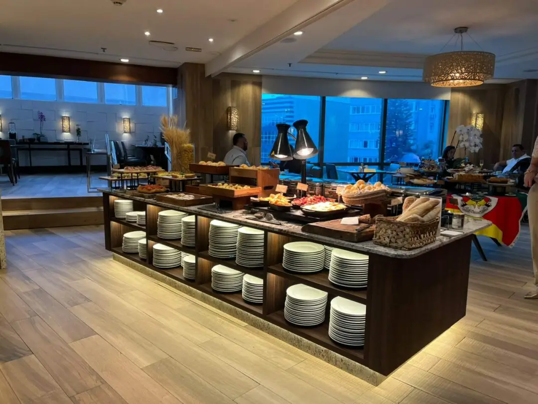 Brunch no Hilton Porto Alegre custa 119 reais para adulto aos domingos no Moinhos de Vento. A experiência com pratos qu…