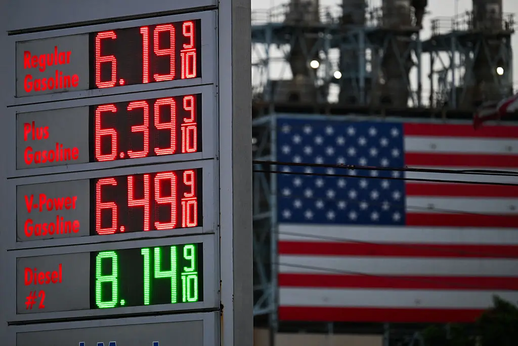 Trump aprova a mudança nas normas de economia de combustível, desfazendo padrões anteriores da administração Biden. A i…