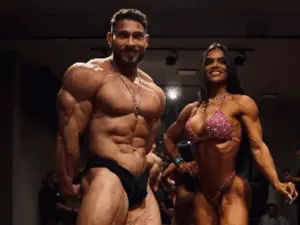 Esposa defendeu Ramon Dino depois que ele foi derrotado no Mr Olympia, dizendo que agora tem assunto. A gente vê a garr…
