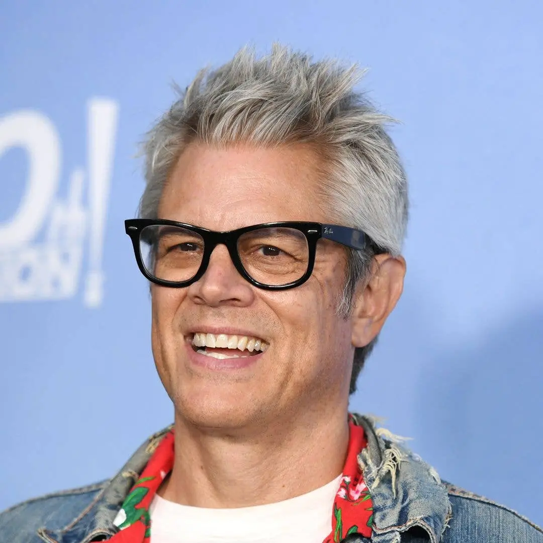 Johnny Knoxville postou uma foto dele do ensino médio, mostrando um cabelo dos anos 80 incrível. É interessante ver com…