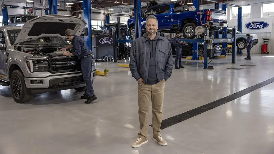 Nate Bargatze, comediante, virou rosto de uma campanha da Ford chamada Real Parts Real Pros Real Easy. Ele admite não s…