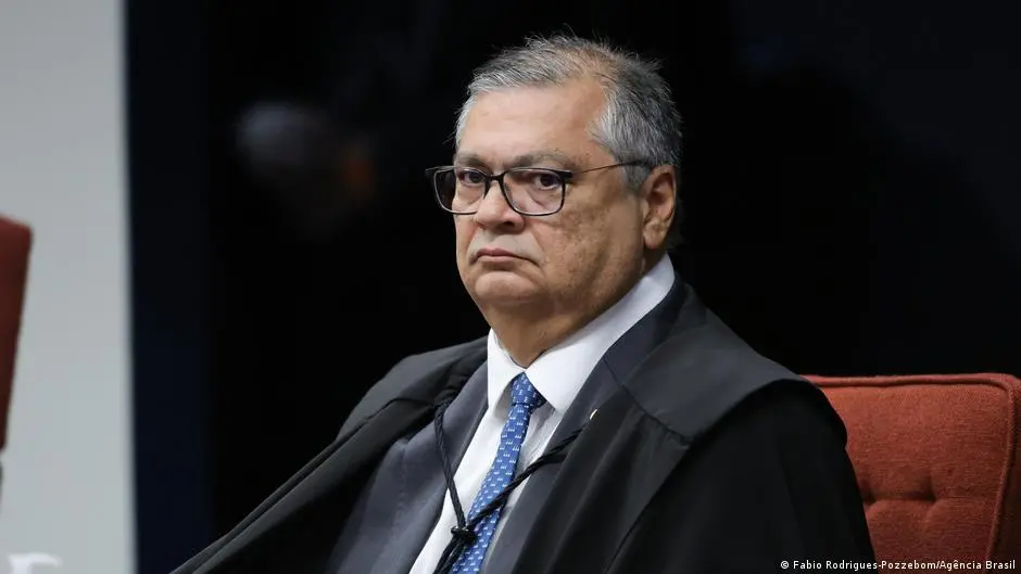 Defesa de Flávio Bolsonaro pediu ao ministro Fux a suspensão da decisão de Dino sobre a restauração de posts polêmicos.…