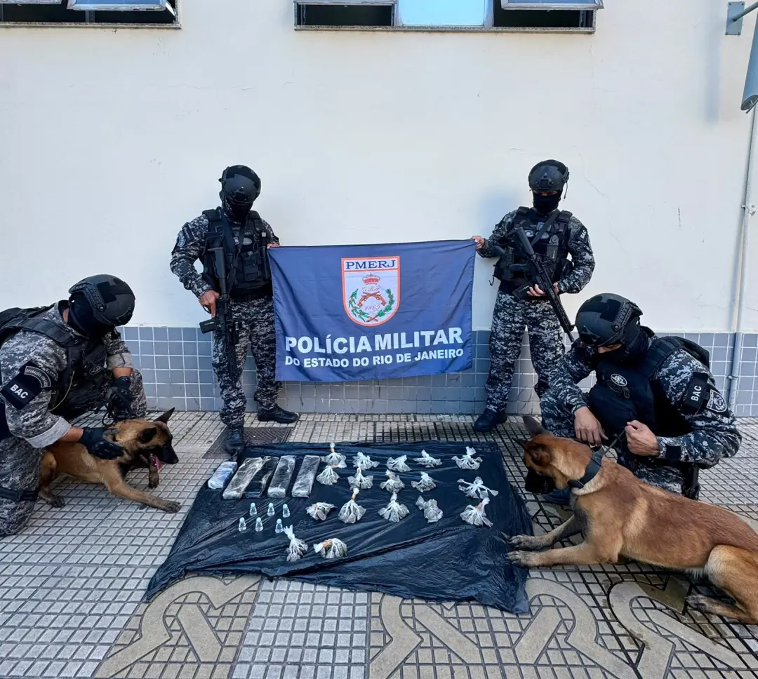Volta Redonda, RJ, teve apreensão de drogas no bairro São Sebastião pelo BAC. Foram encontrados 170 trouxinhas de macon…