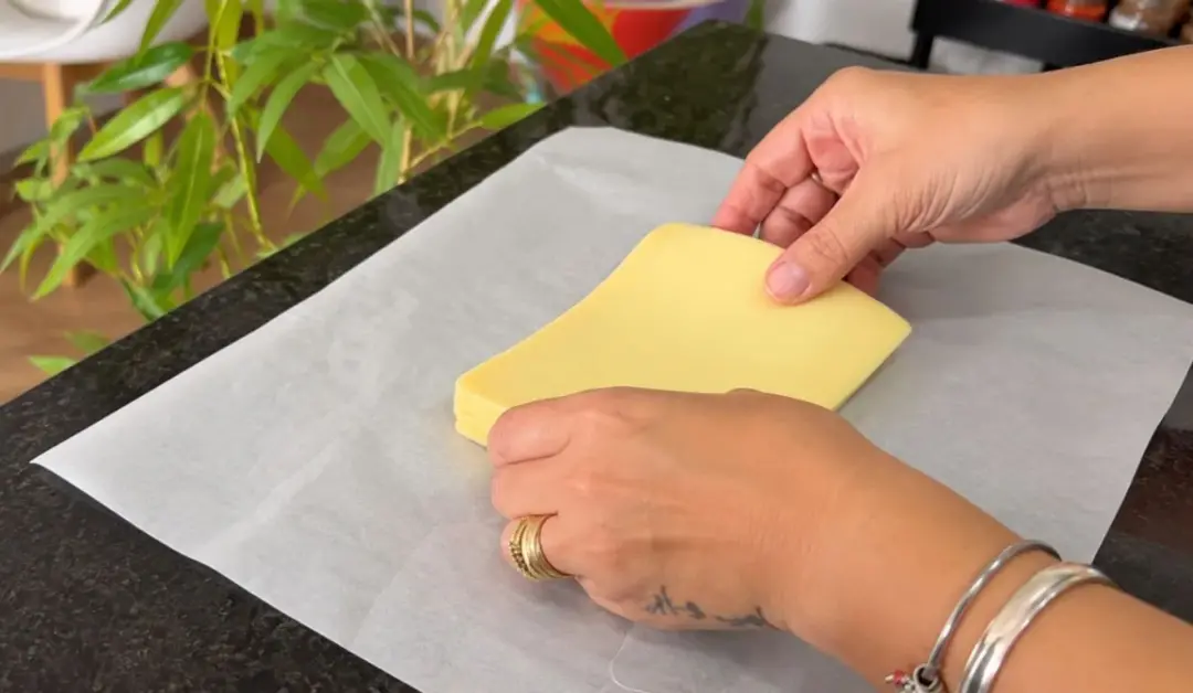Papel-manteiga é melhor que filme plastico pra guardar queijo maturado. O plastico pode prender umidade e favorecer mof…