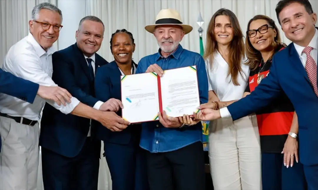 Lei nº 15.522 sancionada, estabelecendo diretrizes para o futebol feminino no Brasil. Isso é importante porque garante …