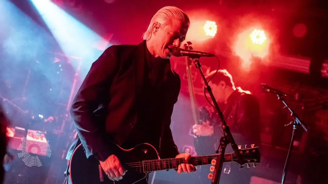 Interpol tocou no Mercury Lounge, em Nova York, um show pequeno com capacidade para 250 pessoas. Cancelamento do festiv…