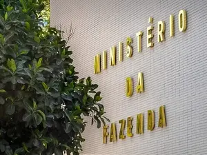 Dívida pública subiu para 9,29 trilhões em agosto, atingindo 82,5% do PIB. Essa conta alta mostra um peso grande no fut…