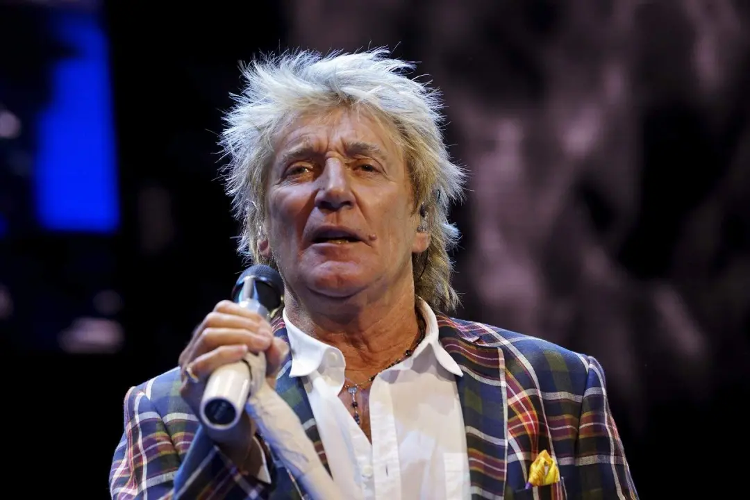 Rod Stewart anuncia turnê de despedida em 2027, depois de cirurgia cardíaca. É pesado ver um artista com tanta história…
