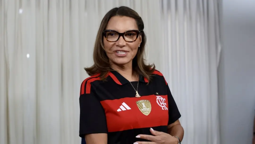 Janja usava camisa do Flamengo durante a sanção da lei de fomento ao futebol feminino, e Lula comentou que ela deveria …