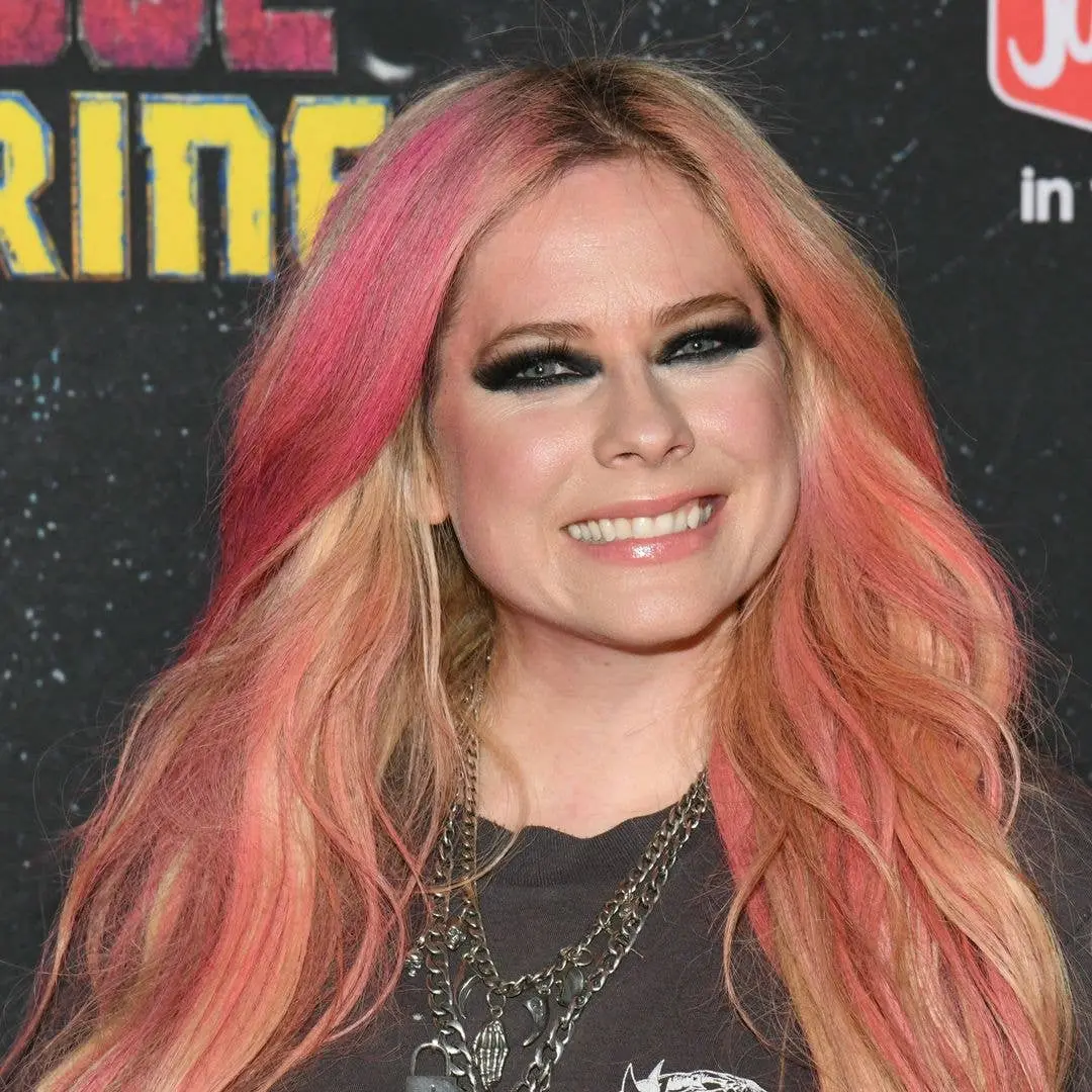 Avril Lavigne apareceu em festa em Paris Hilton há quase um ano, usando um look de couro justo. Achei o retorno marcant…