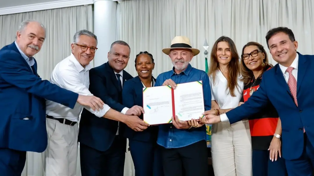 A Lei do Futebol Feminino foi sancionada, estabelecendo diretrizes para o desenvolvimento do esporte no país. A promoçã…