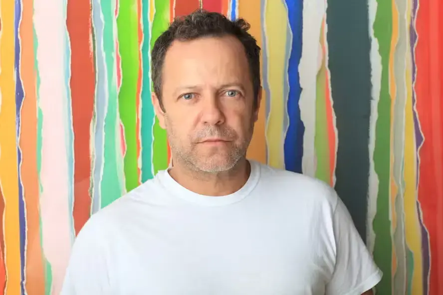 Vik Muniz usando restos de cédulas para criar onças e araras na exposição Dinheiro Vivo, que chega em Goiânia em 6 de o…