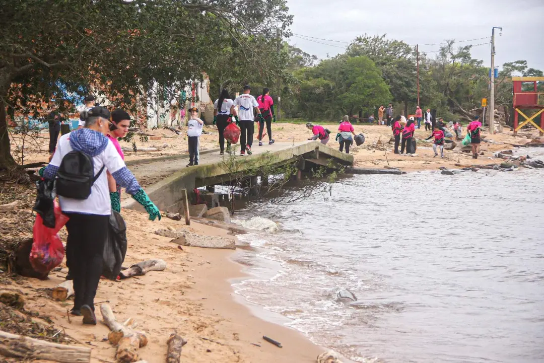 Duas toneladas de lixo foram retiradas do Guaíba na Orla do Lami, em Porto Alegre, por mais de mil pessoas. É um esforç…