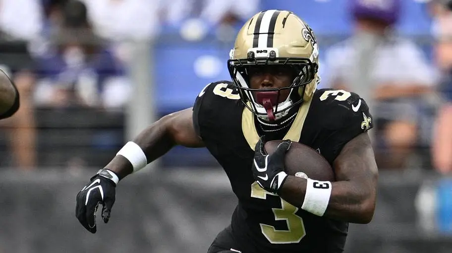 Travis Etienne Jr. sofreu nova lesão no isquiotibial na terceira quadra, tendo sido forçado a sair do jogo. É um azar p…