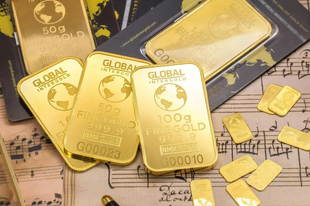 Ouro caiu 3,54% e fechou no menor nível em sete semanas na Comex, com a prata caindo 4,76%. A expectativa de juros mais…